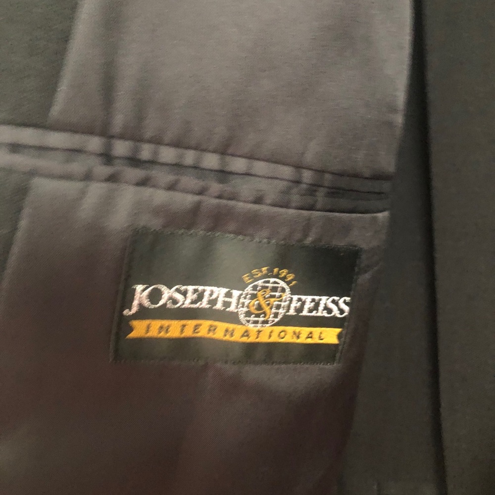 Suit barely worn excellent condition